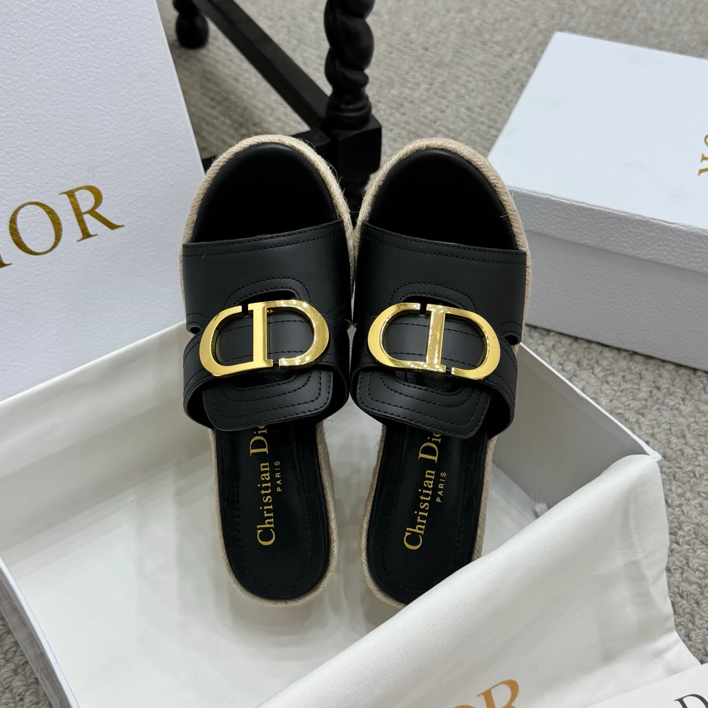 👟👟Ex-factory price 520👟👟 Increased height version✅🇨🇳 🇨🇳Dior 25ss summer high version new sandals. Simple and super versatile. Perfect and luxurious on the feet, can be matched with any spring and summer clothes. The foot feels even more comfortable! The material is a perfect replica of the original. Original disassembly and molding. ✅❶Material: original customized cowhide ✅❷Inner: original customized sheepskin ✅❸Foot: original customized sheepskin ✅❹Outsole: original woven wedge outsole ✅❺Heel height: 9.5cm ✅❻Packaging: original full set of packaging ✅❼Number: 35-41